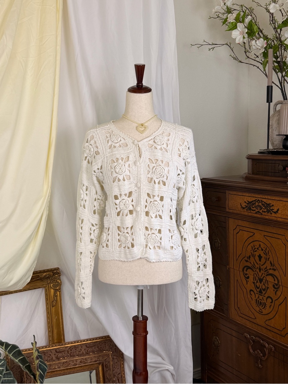 Rare Express Handknitted White Crochet Floral Openwork Cardigan - Cottagecore - Picture 3 of 6